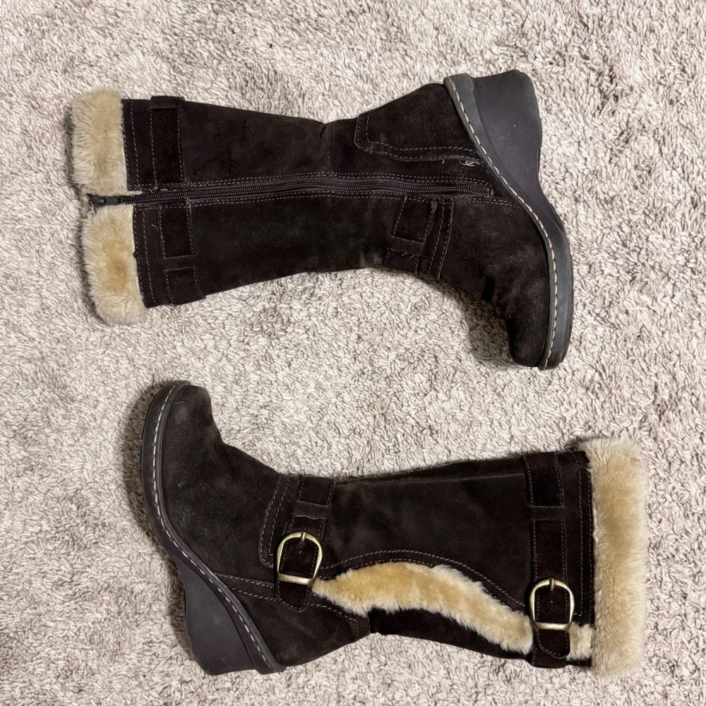 Y2K Bare Traps Boots Women 6.5M Brown Suede Wedge Faux Fur Trim Buckle Chunky